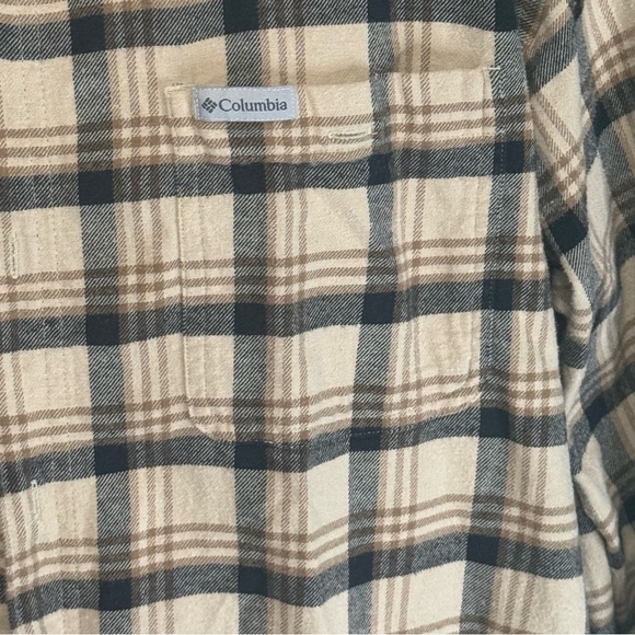 Columbia Tan and Black Casual Button Down Shirt - Picture 2 of 3